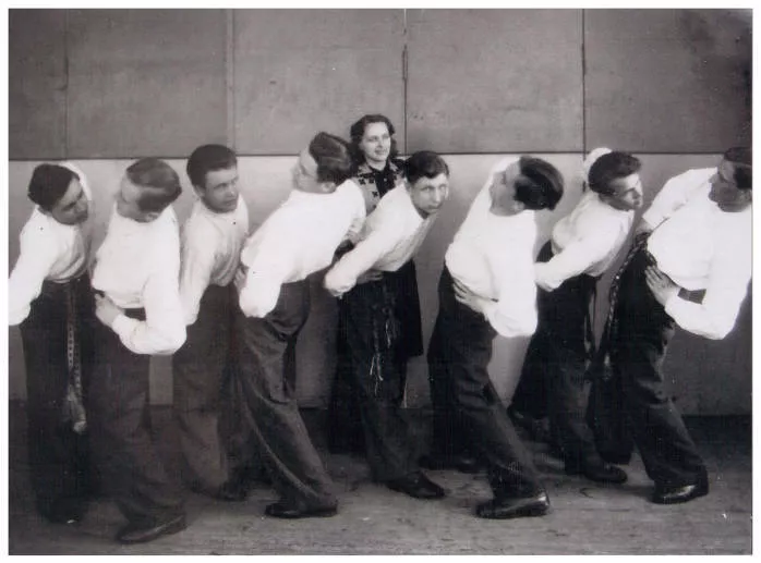 Algirdas Brazauskas (pirmas iš dešinės) – dainų švenčių dalyvis, Kaišiadorių vidurinėje mokykloje, apie 1950 m. Kaišiadorių muziejaus fotografijos, eksponuojamos Brazauskų namuose-muziejuje (Kaišiadoryse, J. Biliūno g. 26)