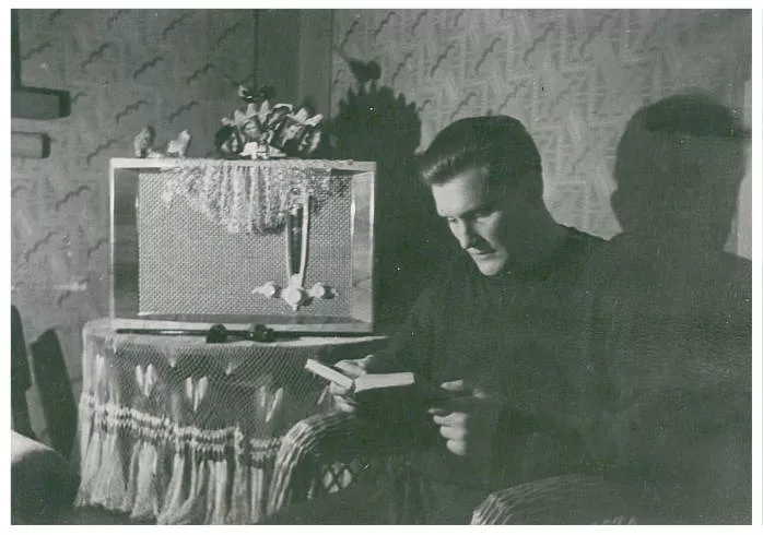 Algirdas Brazauskas tėvų namuose skaito knygą. 1951 m. Algirdas Brazauskas įstojo į Kauno politechnikos instituto hidrotechnikos fakultetą, studijas baigė 1956 m. Kaišiadorių muziejaus fotografijos, eksponuojamos Brazauskų namuose-muziejuje (Kaišiadoryse, J. Biliūno g. 26)