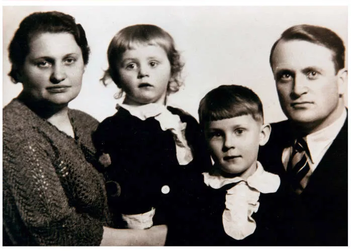 Sofija (pirma iš kairės) ir Kazimieras (ketvirtas iš kairės) Brazauskai su vaikais Gerardu (antras iš kairės) ir Algirdu (trečias iš kairės). Šiauliai, 1937 m. Kaišiadorių muziejaus fotografijos, eksponuojamos Brazauskų namuose-muziejuje (Kaišiadoryse, J. Biliūno g. 26)