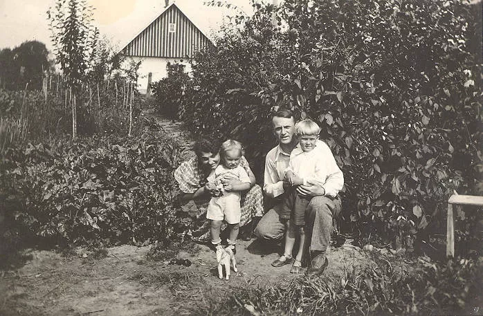 Sofija ir Kazimieras Brazauskai su vaikais Gerardu (iš kairės) ir Algirdu (iš dešinės). 1937 m. Kaišiadorių muziejaus fotografijos, eksponuojamos Brazauskų namuose-muziejuje (Kaišiadoryse, J. Biliūno g. 26)