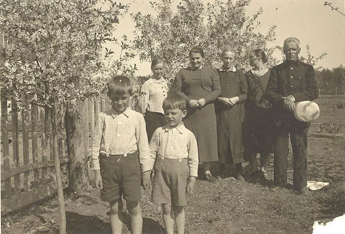 Priekyje, pirmame plane Algirdas (iš kairės) ir Gerardas (iš dešinės) Brazauskai. 1939 m. Kaišiadorių muziejaus fotografijos, eksponuojamos Brazauskų namuose-muziejuje (Kaišiadoryse, J. Biliūno g. 26)