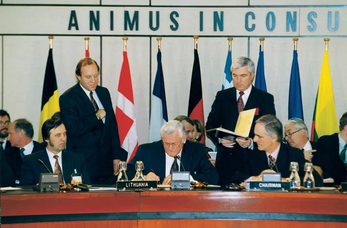 Lietuvos Respublikos Prezidento Algirdo Brazausko oficialus vizitas į NATO būstinę. Briuselis, 1994 m. sausio 27 d. Dalyvauja LR užsienio reikalų ministras Povilas Gylys (kairėje). Fot. V. Gulevičius Lietuvos Respublikos Prezidento kanceliarija