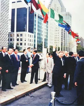 Lietuvos trispalvė kyla prie Jungtinių Tautų būstinės. Niujorkas, 1991 m. rugsėjo 17 d. Asmeninis archyvas