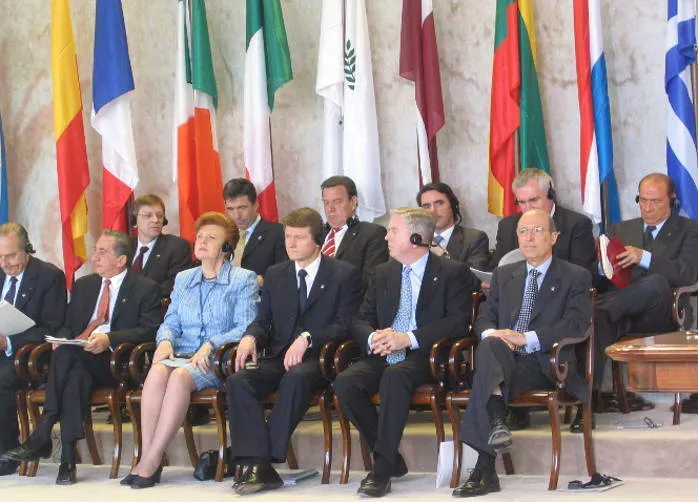 Stojimo į Europos Sąjungą sutarties pasirašymo ceremonija. Bendra valstybių vadovų, vyriausybių vadovų ir užsienio reikalų ministrų nuotrauka po Stojimo į ES sutarties pasirašymo. Atėnai, 2003 m. balandžio 16 d. Fot. D. G. Barysaitė Lietuvos Respublikos Prezidento kanceliarija