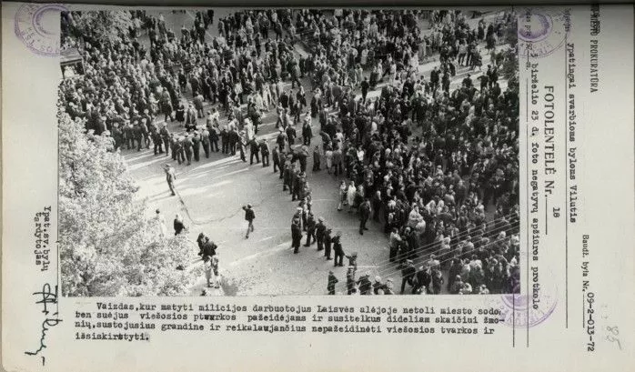 Sovietinės milicijos darbuotojai malšina eitynes Kaune. 1972 m. gegužės 18 d. Lietuvos ypatingasis archyvas