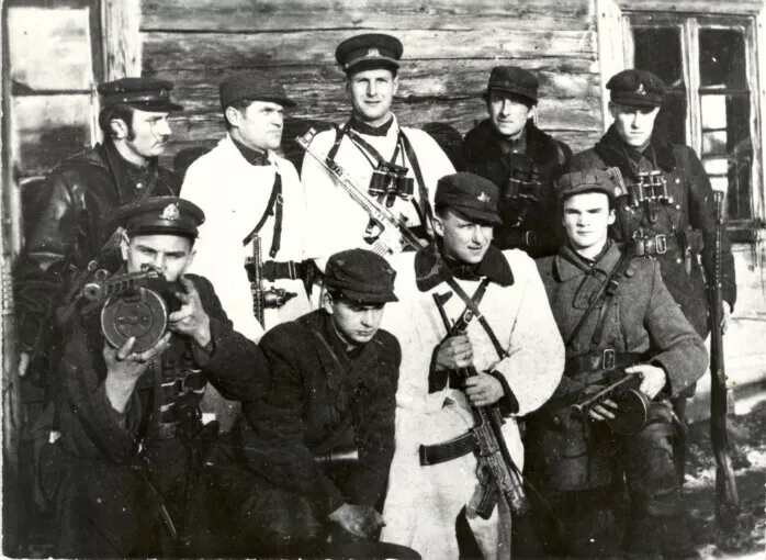 Pietų Lietuvos srities atstovų, keliaujančių į vadų suvažiavimą, susitikimas su Kęstučio apygardos Vaidoto rinktinės partizanais Jurbarko–Girdžių apylinkėse. 1949 m. vasario 4 d. LGGRTC Genocido aukų muziejus