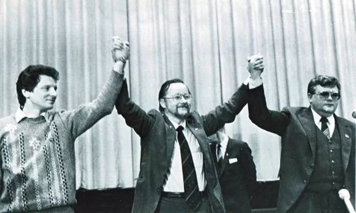Vytautas Landsbergis su Dainiu Ivanu ir Edgaru Savisaaru – Lietuvos, Latvijos ir Estijos liaudies frontų pirmininkų susitikimas Taline. 1989 m. gegužės 13 d. Asmeninis archyvas