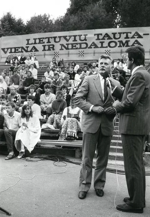 Valdas Adamkus, 1989 m. liepa, Kaunas, R. Požerskio nuotrauka.