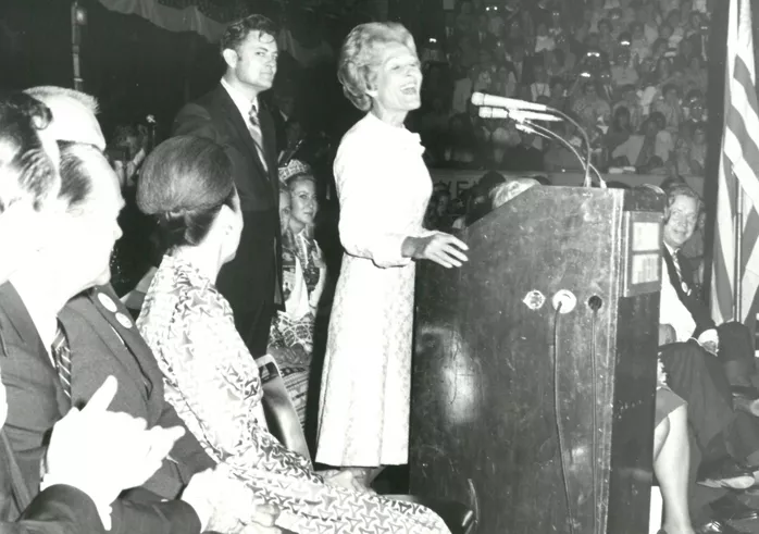 Valdas Adamkus ir JAV Prezidento R. Niksono žmona Patricia Nikson. IV -osios Pasaulio lietuvių tautinių šokių šventės atidarymas, 1972 m. liepos 2d. K.G.Ambrozaičio nuotrauka.