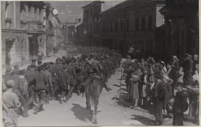 Vokiečių belaisviai žygiuoja Vilniaus gatvėmis. 1944 m. liepa  Fot. A. Stanovovas  Lietuvos nacionalinis muziejus