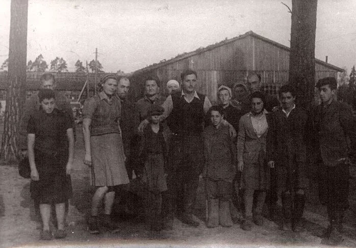 Žmonės, išsigelbėję nuo mirties Kloogos (Estija) koncentracijos stovykloje Nuotrauka iš Valstybinio Vilniaus Gaono žydų muziejaus
