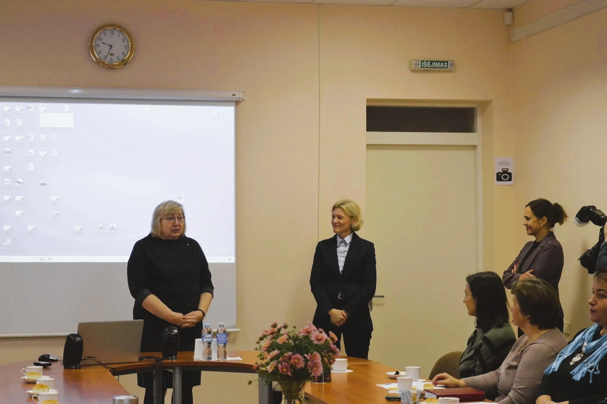 Pakruojo suaugusiųjų ir jaunimo švietimo centro direktorė Rima Juozapavičienė ir LR Prezidentūros atstovės